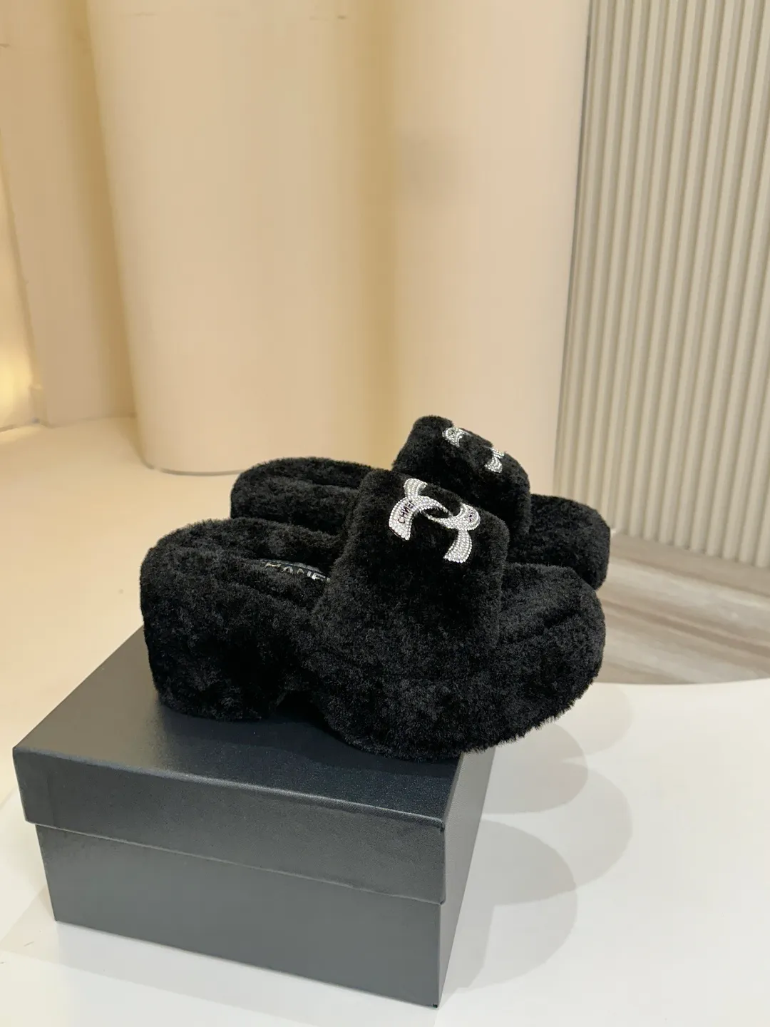 👟👟Ex-factory price 480👟👟 Chanel CHANEL thick-soled fur flip flops｜Finally waited for this pair of celebrity show style same style🧚♀️ The upper is covered with soft and waxy lamb wool, with classic double C diamond buckle👟👟The texture is full of texture. As soon as you put it on, your sense of luxury will instantly soar. The inner lamb wool fabric is as comfortable as stepping on clouds☁️ Thickened rubber soles, 8cm at the heel, 6.5cm at the forefoot, with raised bars, easy to wear with long legs~ The wedge heel design is super easy to walk, lazy and fashionable. It is very elegant for daily outings and date wear. It is a must-have and versatile artifact for this autumn and winter, waiting for you~ #chanel slippers #Celebrity Style #Advanced Wearing Fabric: Lamb 🐑 Wool Lining: Lamb 🐑 Wool Feet: lamb 🐑 hair Outsole: wear-resistant and non-slip rubber outsole Size: 35–40